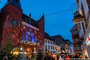 Calle decorada del mercado navideño de Haguenau, iluminada por la noche