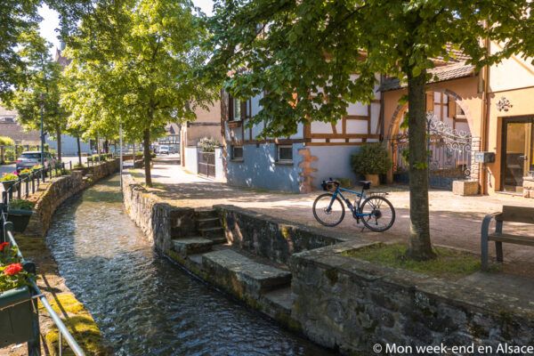Una bici aparcada en las calles empedradas del pueblo de Scherwiller