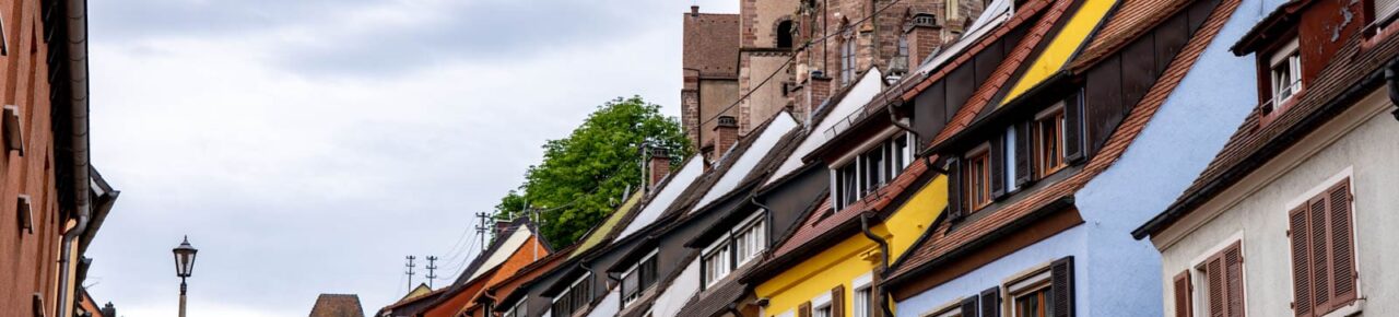 Visita Breisach am Rhein, una ciudad alemana situada frente a Neuf-Brisach 1 Calle que lleva a la parte alta de Breisach