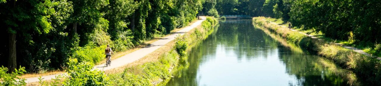 Ciclista a lo largo del canal del Ródano al Rin